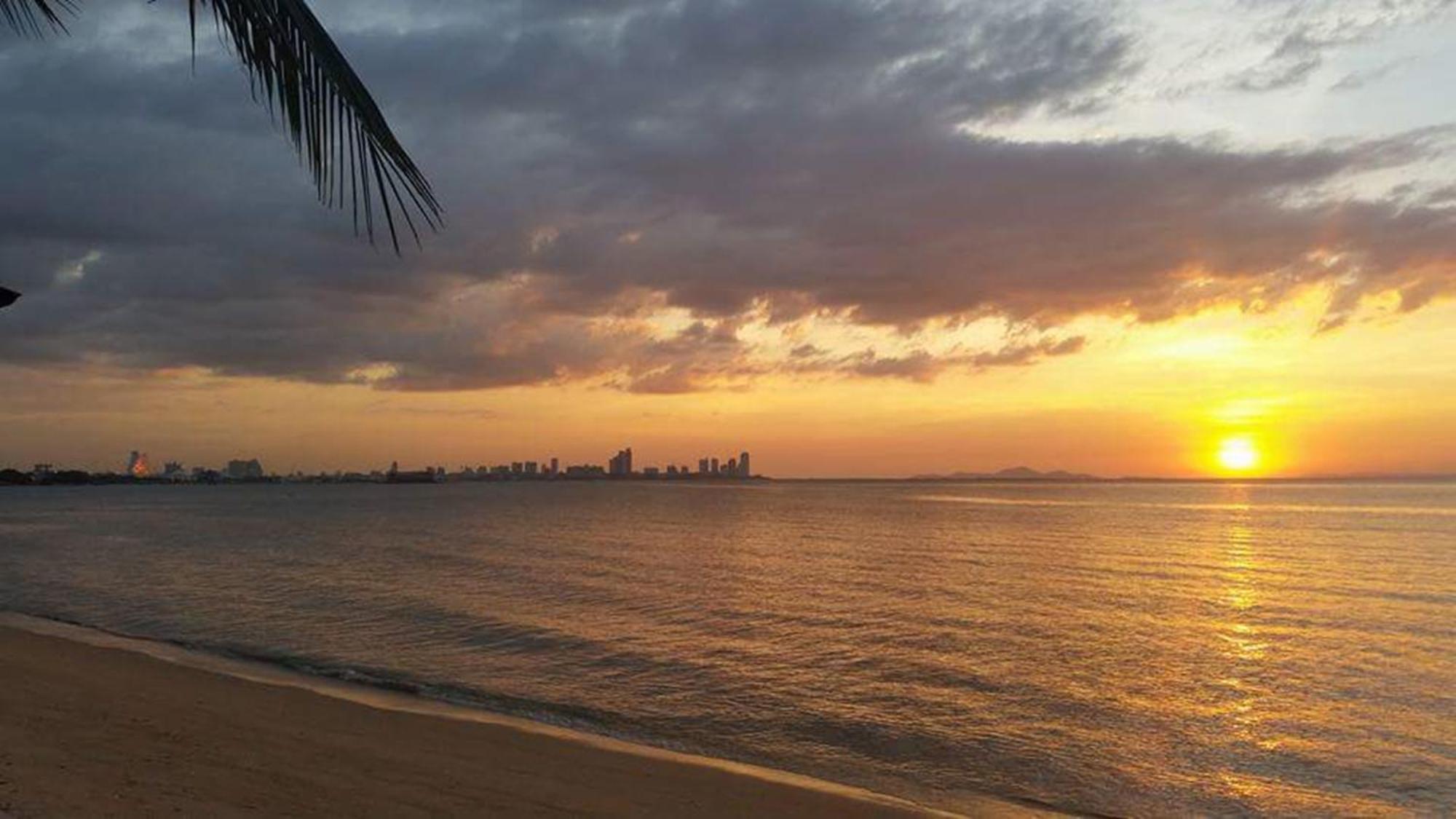 Serene Sands Bang Lamung Buitenkant foto